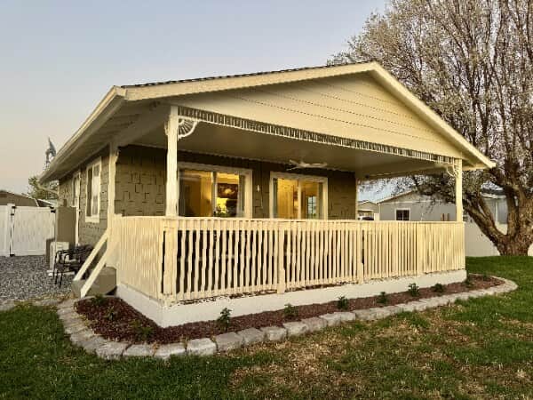 This is the back deck.  Has lights, ceiling fan, it's very nice.