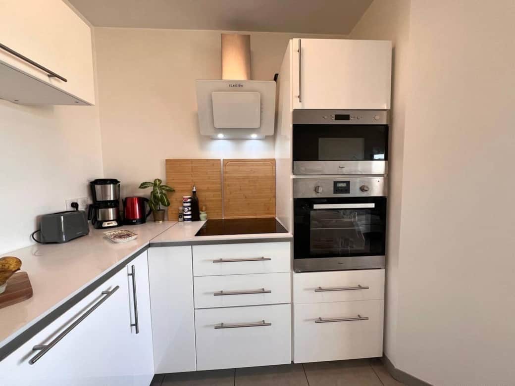 cuisine, four, micro ondes, cafetière, bouilloire, grille pain, plaques de cuisson