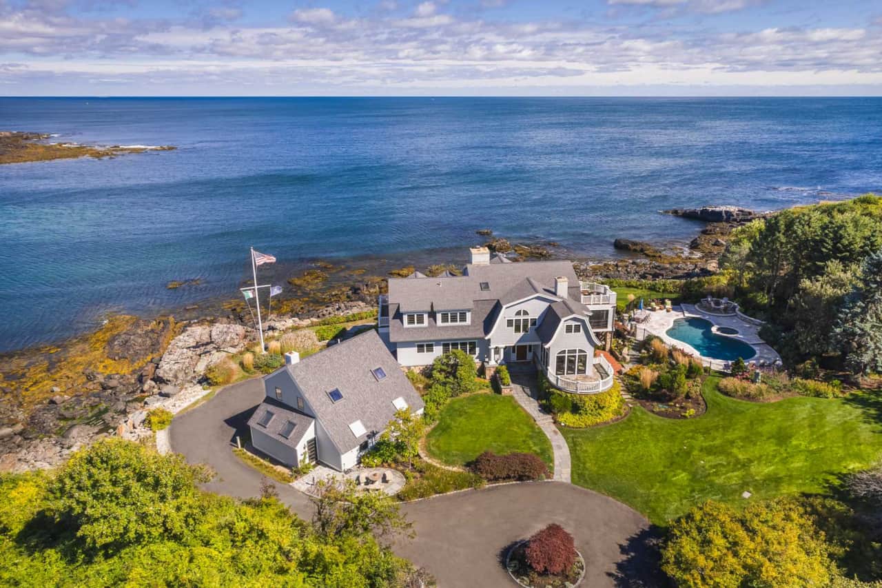 Stunning and private oceanfront retreat home in York