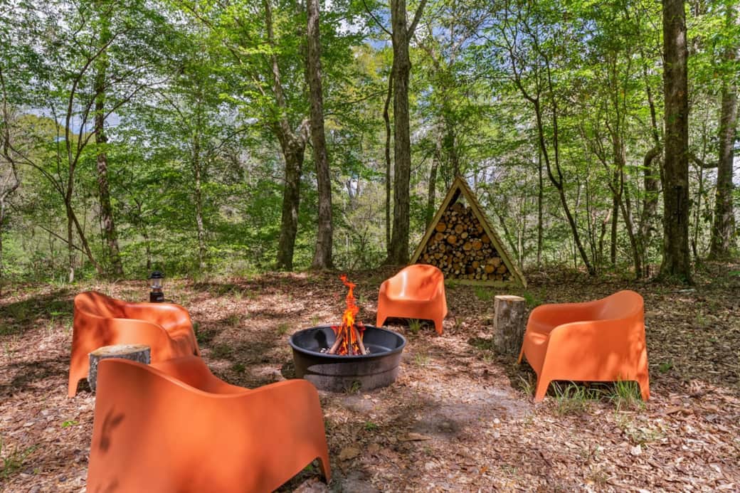 As the sun goes down, gather around the firepit surrounded by tall timber and open sky—perfect for slow evenings, good conversation, and a quiet reset.