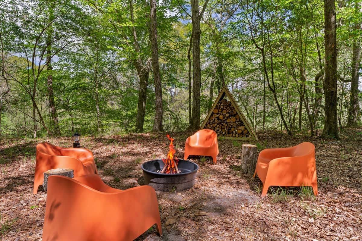 As the sun goes down, gather around the firepit surrounded by tall timber and open sky—perfect for slow evenings, good conversation, and a quiet reset.