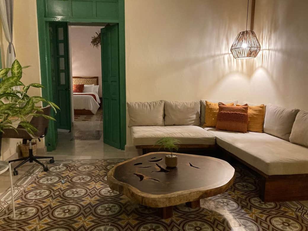 Cómodo sofá cama con mesa de centro de parota