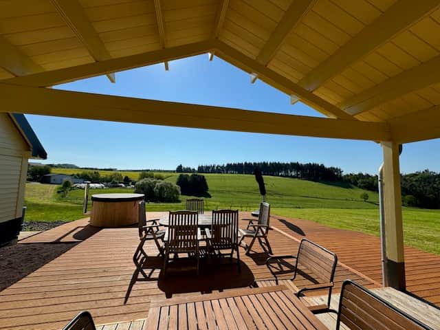 Wagenhausen eifel cochem vakantiewoning geel terras meubels