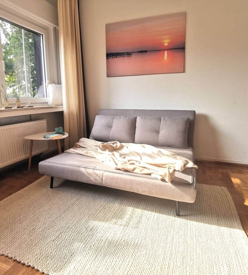 Das gemütliche Schlafsofa lässt sich im Handumdrehen in ein Loungesofa und auch in ein vollwertiges 1,50m breites Bett verwandeln – genauso bequem wie ein richtiges Bett.