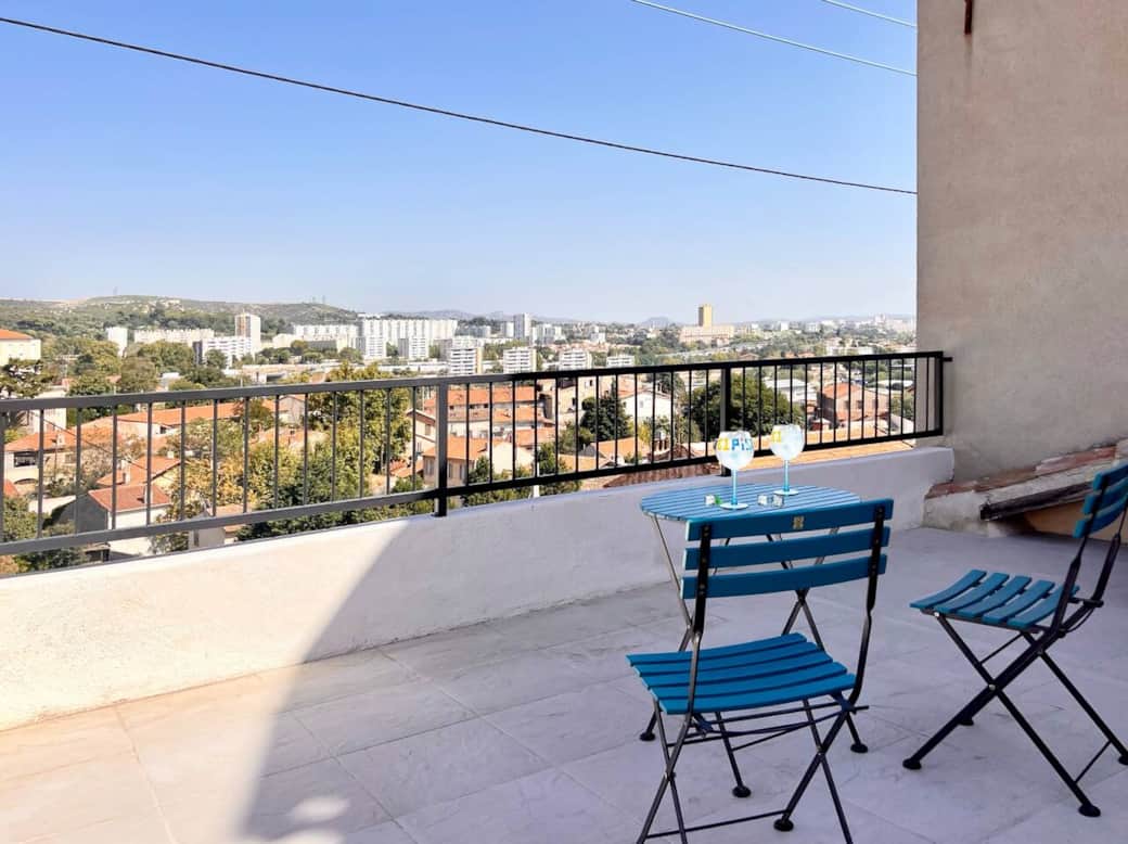 Notre belle terrasse de 30m2 avec vue sur Marseille pour vos apéritifs en famille ou entre amis! Notre belle terrasse de 30m2 avec vue sur Marseille pour vos apéritifs en famille ou entre amis!