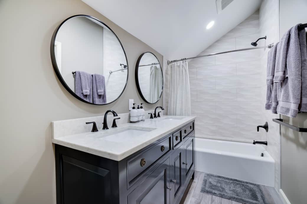 2nd floor hall bath