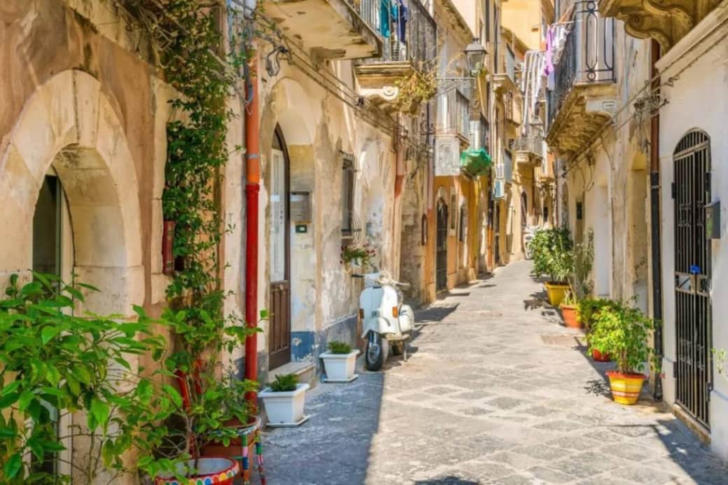 Appena fuori dalla porta… Ortigia ti abbraccia. Colori, profumi e storia a ogni passo.