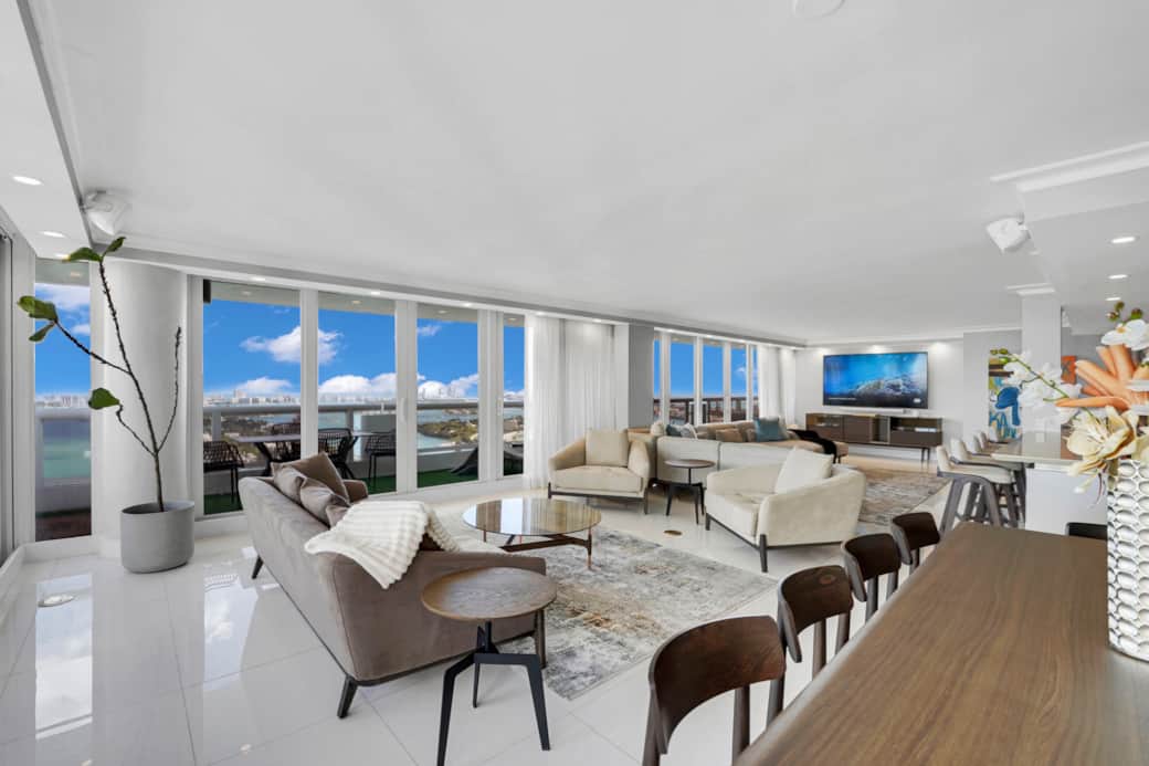 Dining area, living room, Streaming tv, balcony access, fully equipped kitchen Dining area, living room, Streaming tv, balcony access, fully equipped kitchen