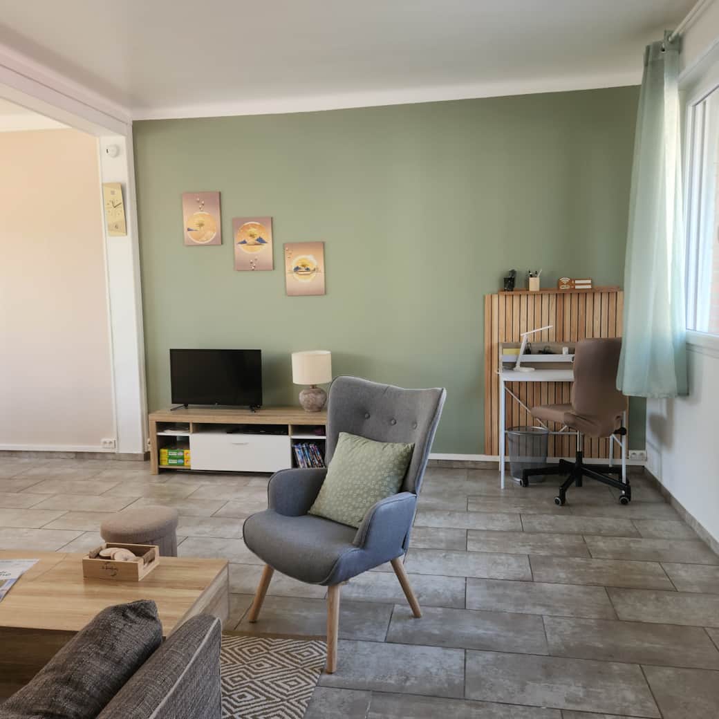 Détendez-vous dans le salon polyvalent de notre gîte 3 étoiles à Lessay, en Normandie.