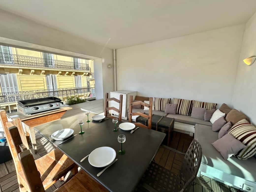 Terrasse, extérieur, table à manger, barbecue, fauteuils Terrasse, extérieur, table à manger, barbecue, fauteuils