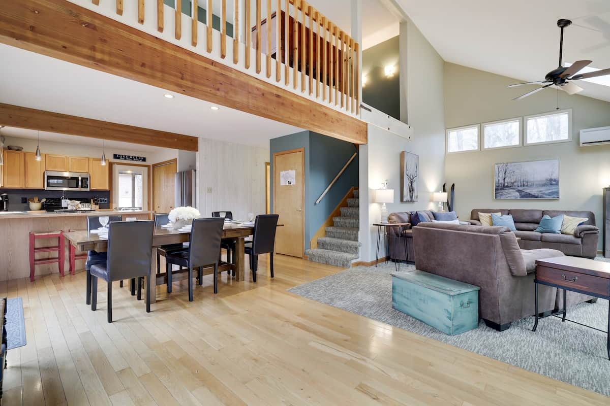 Front door view of wide open concept
