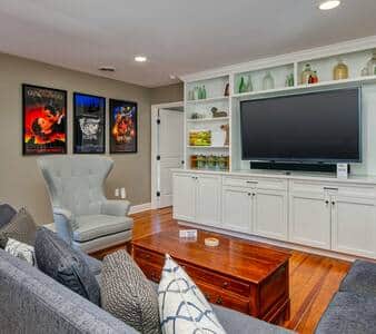 Enjoy a variety of movies from the video library or watch internet TV with Apple TV.