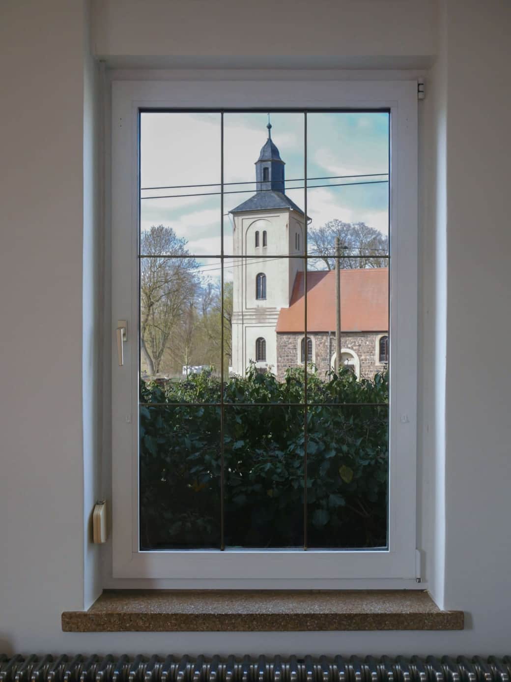 Fensterblick auf den Kirchturm