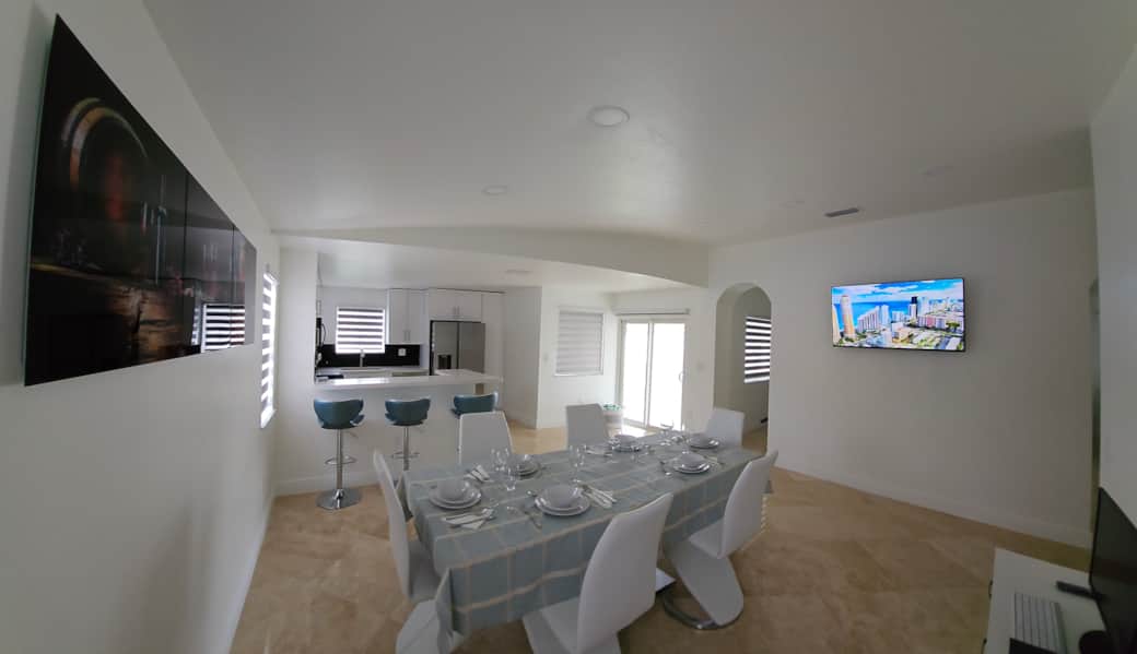 Vista del comedor y la cocina Vista del comedor y la cocina