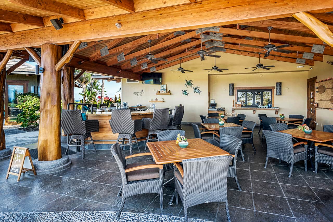 Enjoy your meals, snacks & cocktails at Bar & grill at Ocean Club. 