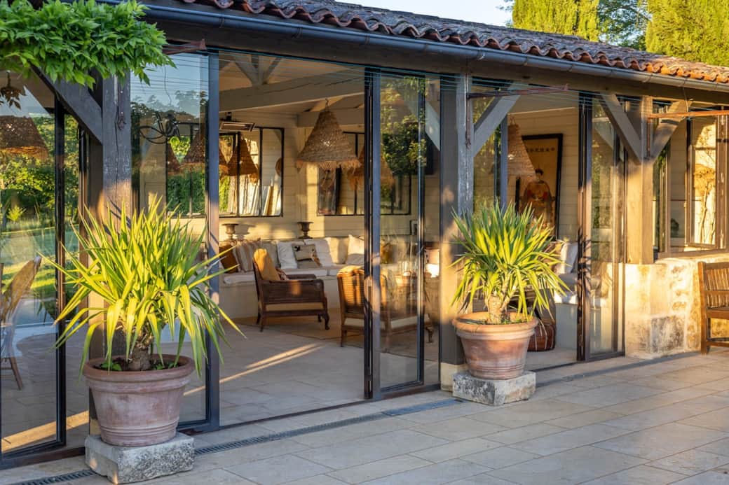 Un véritable salon d’été avec cuisine équipée, lampes marocaines et tableaux… Le pool house offre tout le confort (cuisine complète) pour profiter de la piscine en toute élégance.