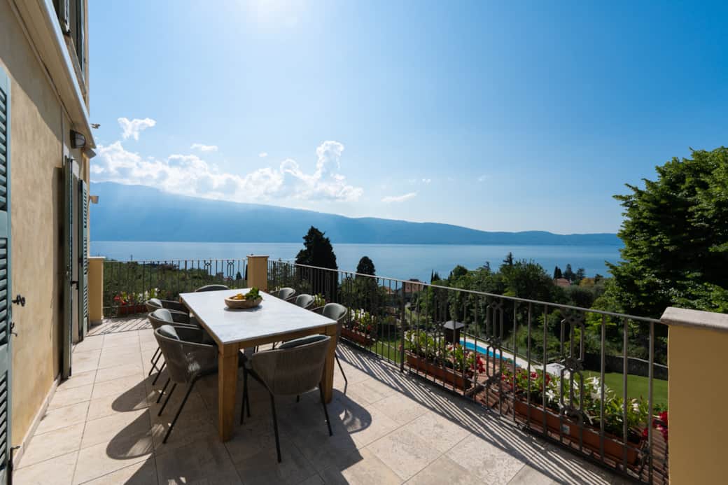 Der Balkon der Superior-Villa mit Panoramablick auf den See. 