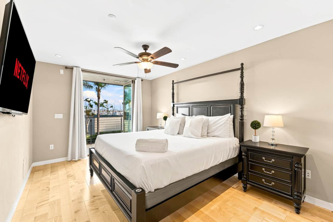 Top Floor Suite # 1 / King Bed / Smart TV / Balcony