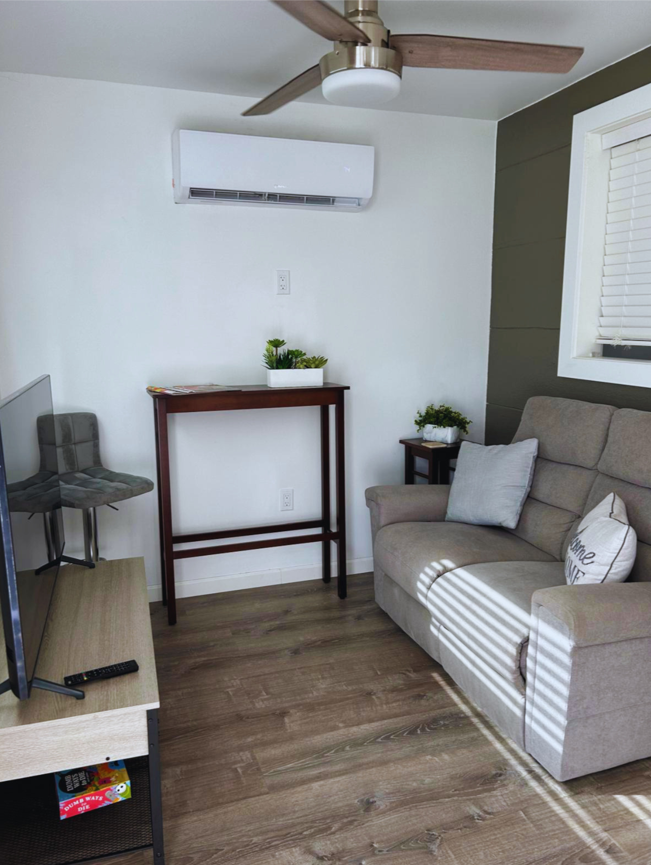 Fully equipped cozy studio with queen bed and workspace. Lakeland, FL