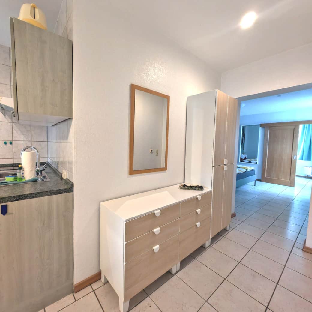 Platz für Kleideraufbewahrung gibt es im Durchgang von Küche zum Schlafzimmer