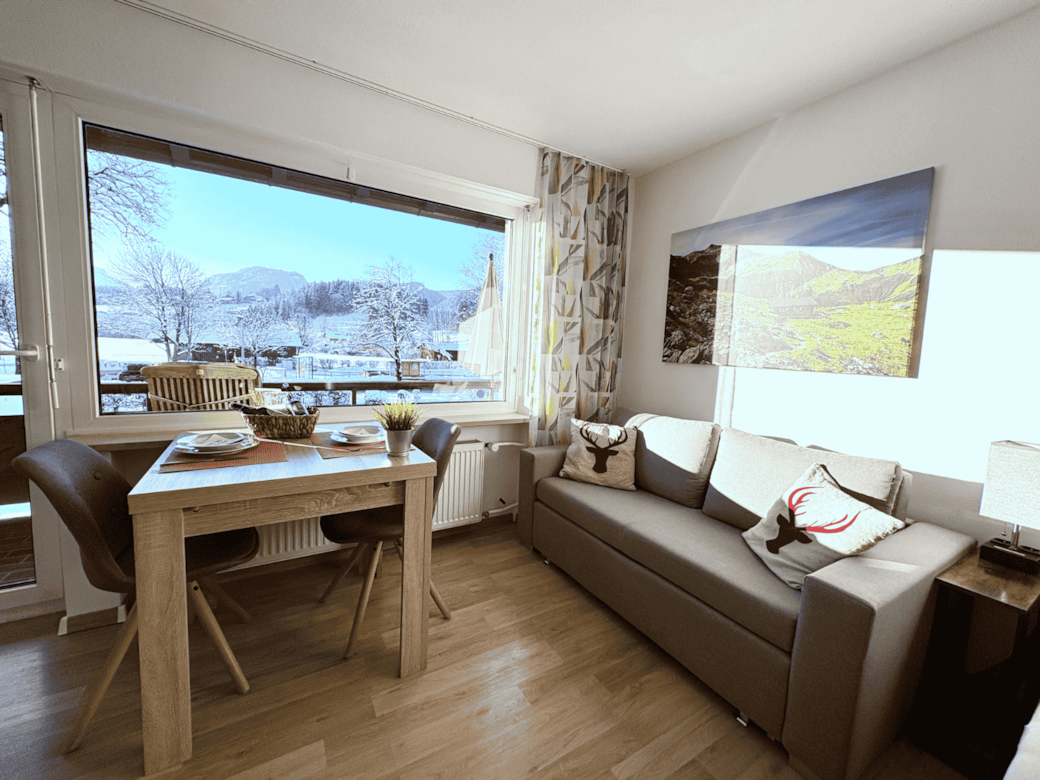 Das Sofa läd zum Relaxen nach einem ereignisreichen Tag ein.