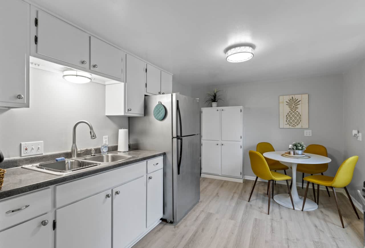 Full Size Refrigerator, Dining for 4