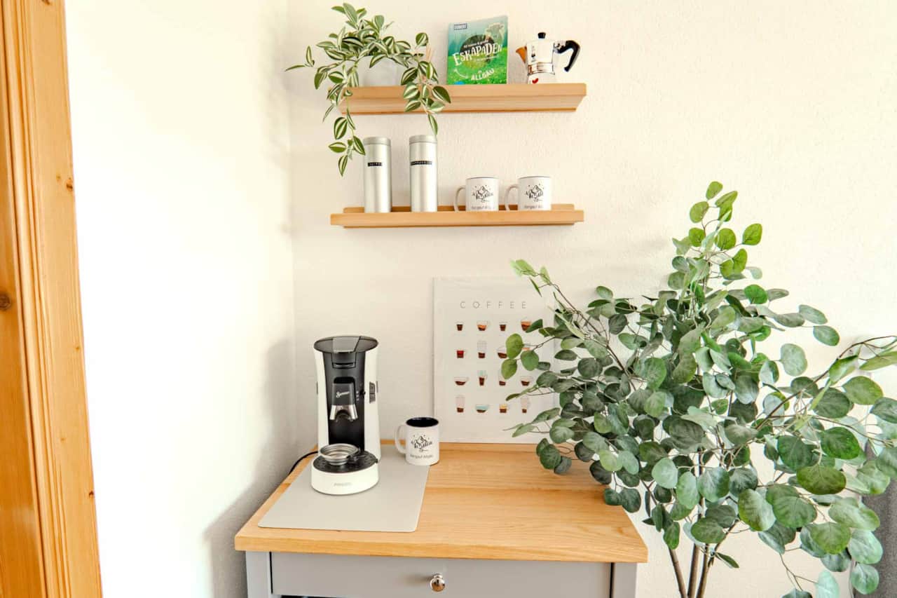 Kaffee- und Tee-Ecke (Pads & Teebeutel inklusive)