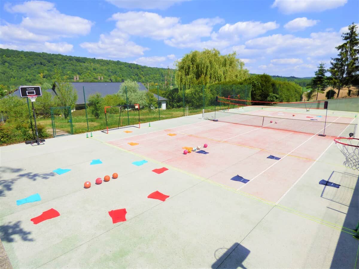 ACTIVITES dans un cadre magnifique! Terrain de 500m2 pour tennis mais aussi pour terrains multi-sports (dans la largeur):
Equipements disponible pour:
 Foot, Hand, Volley, Basket, Padel, Badminton. Chazubles disponibles pour plusieurs équipes.