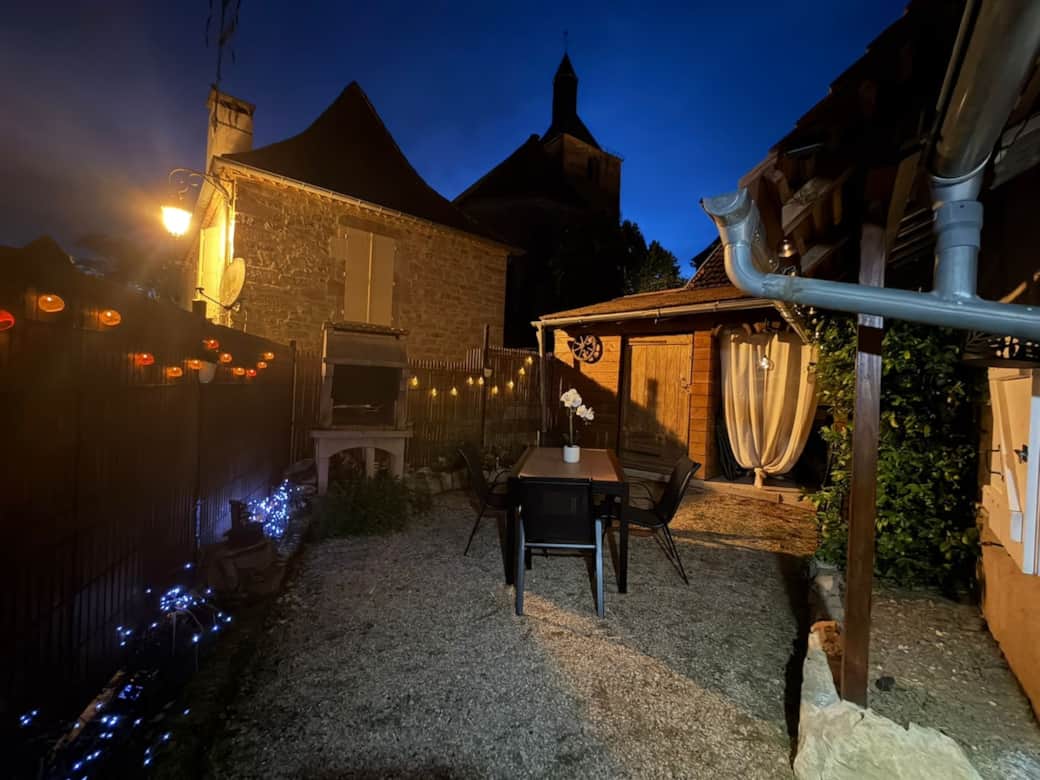 Terrasse du gîte à Rignac, espace extérieur convivial pour vos séjours dans le Lot Terrasse du gîte à Rignac, espace extérieur convivial pour vos séjours dans le Lot
