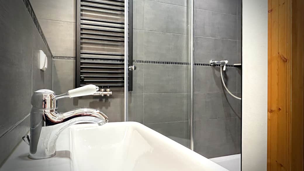 Waschtisch und Dusche