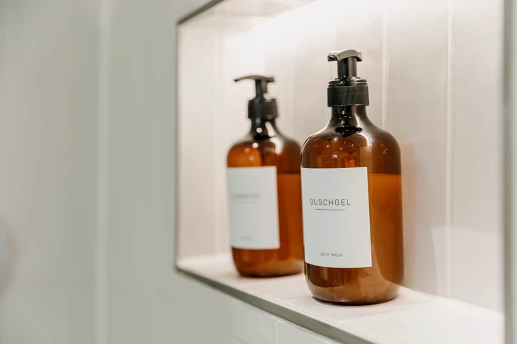 Badezimmer mit kostenfreiem Shampoo und Duschgel