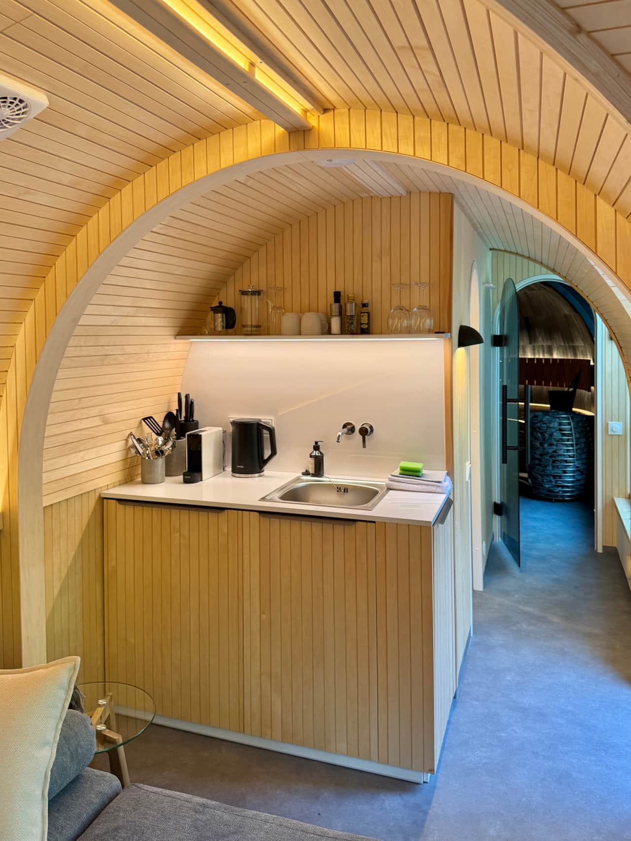 Kühlschrank, Tee, Geschirr und Kaffee – alles was für Deine Feinzeit wichtig ist, findest Du vor!