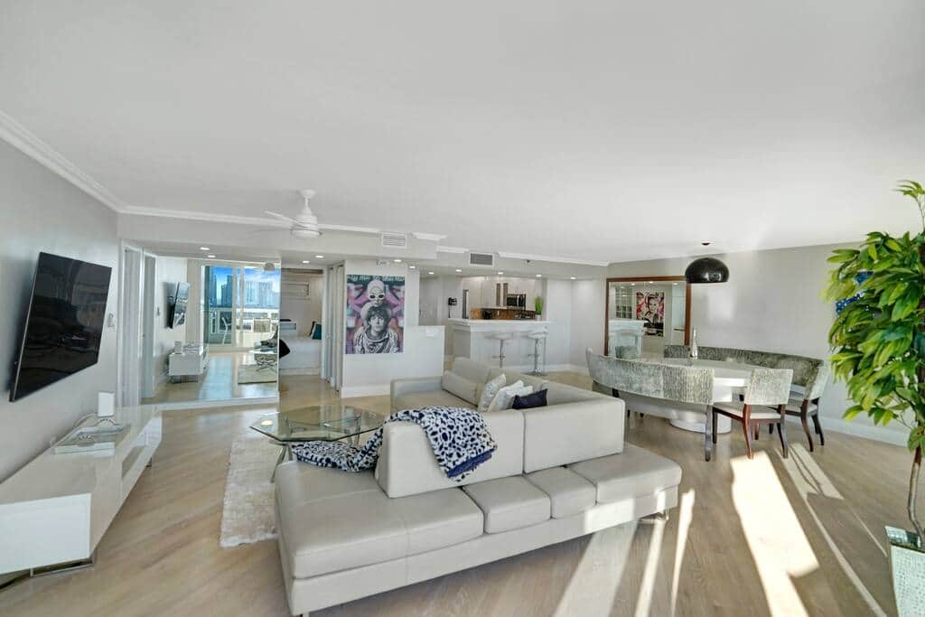 Living room, dining area with oversize table, fully equipped kitchen, balcony access