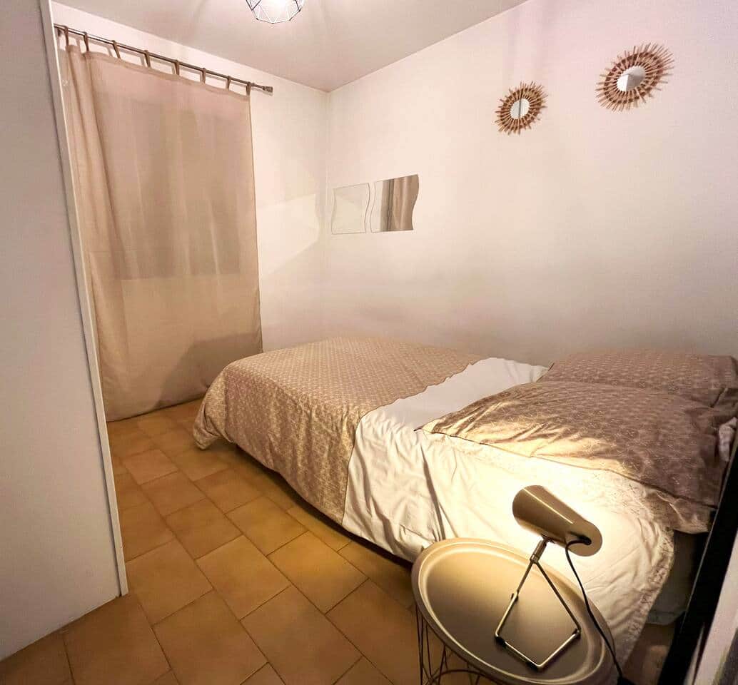 une autre chambre au rez de chaussée avec un lit de 120 et un grand placard