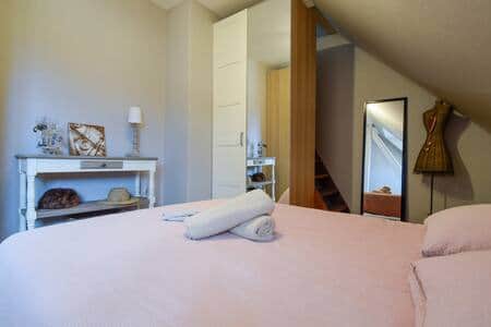 La Chambre N°2 du gîte offre une ambiance cosy avec un lit double (140x200) et une vue apaisante. 
