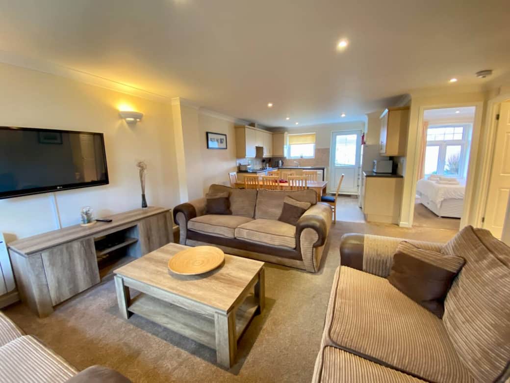 Open plan lounge/kitchen/dining Open plan lounge/kitchen/dining