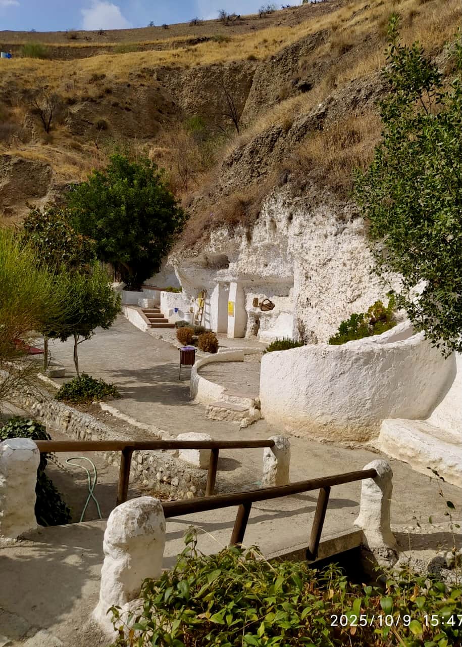 Jaskiniowe domy w dzielnicy Sacromonte w Granadzie