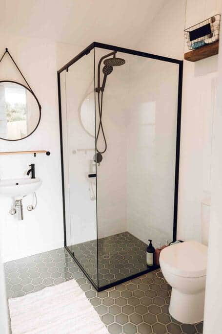 Private ensuite, shower