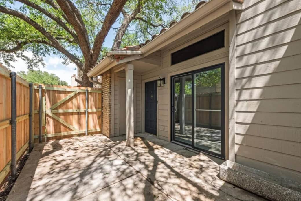 861A Dublin private patio and entrance