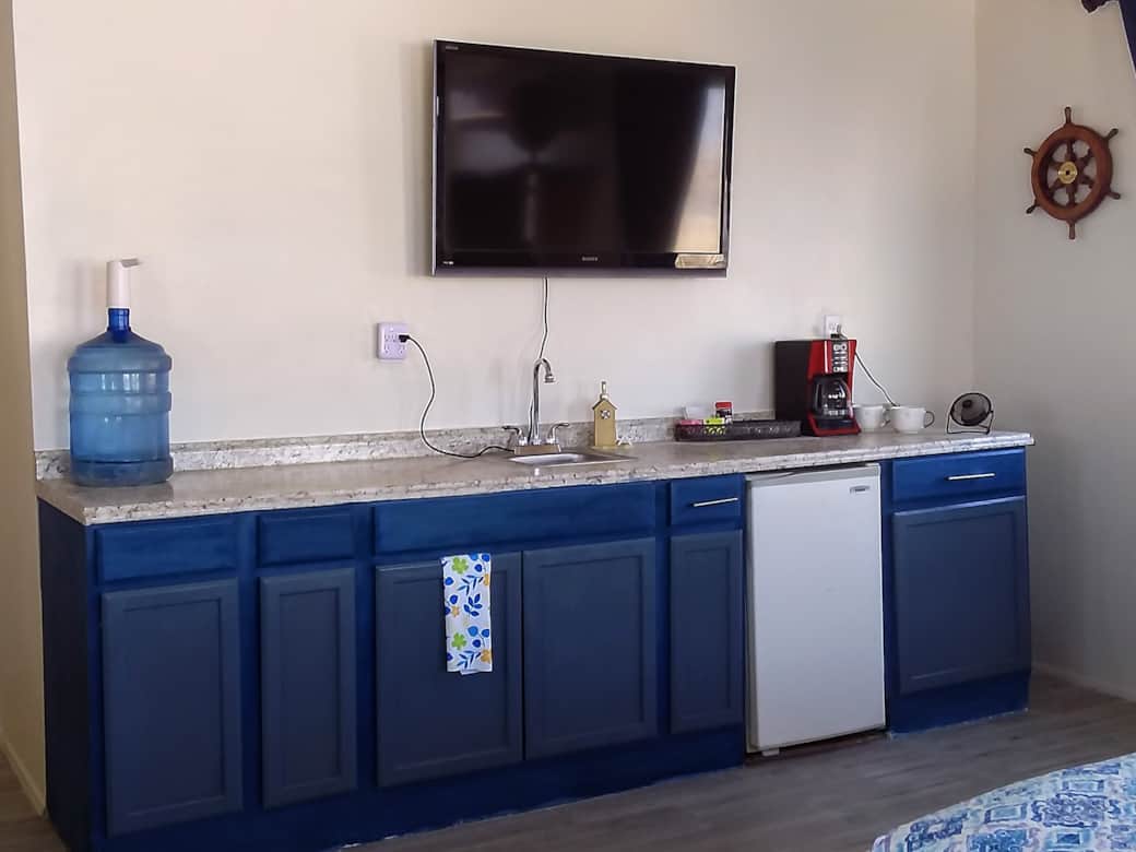 Seaside studio wet bar