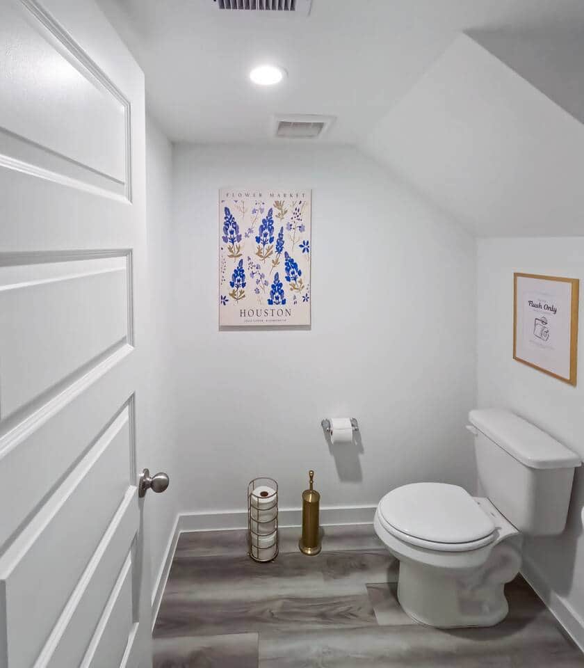 Convenient downstairs half bath, perfect for guests and day-to-day use. Clean, bright, and thoughtfully styled for comfort.