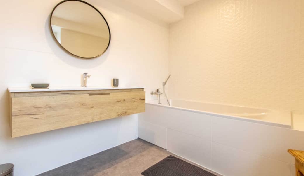 Salle de bain 2 baignoire Gite Les Sarmentelles Peronne 71 Sud Bourgogne Salle de bain 2 baignoire Gite Les Sarmentelles Peronne 71 Sud Bourgogne