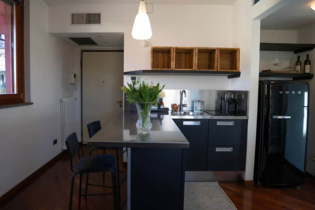 Angolo cucina con comodo bancone design, induzione, macchina Nespresso e frigorifero Smeg. Angolo cucina con comodo bancone design, induzione, macchina Nespresso e frigorifero Smeg.