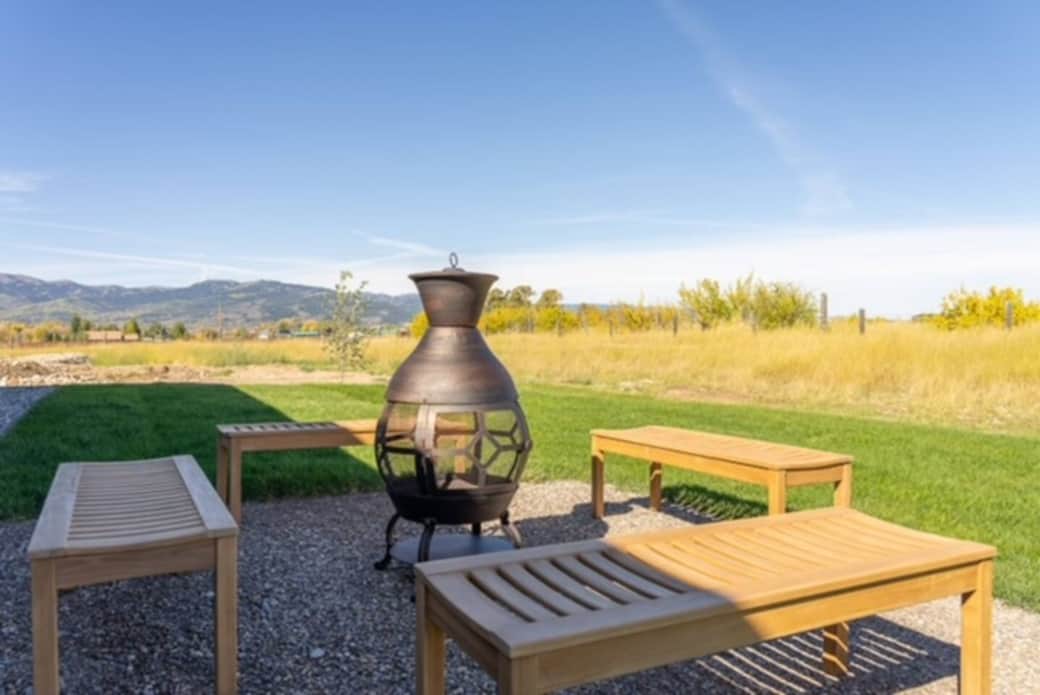 Build a cozy fire and watch the bright night stars or sunsets from the beautiful back yard!
Build a cozy fire and watch the bright night stars or sunsets from the beautiful back yard!