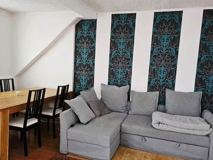 Wohnzimmer mit Essbereich und Schlafsofa