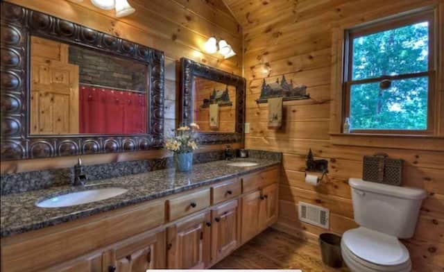 Master Bath, two sinks and jacuzzi tub