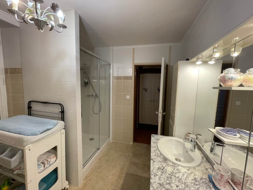 Salle de bain, double vasques, baignoire , douche séparée, table à langer / baignoire 