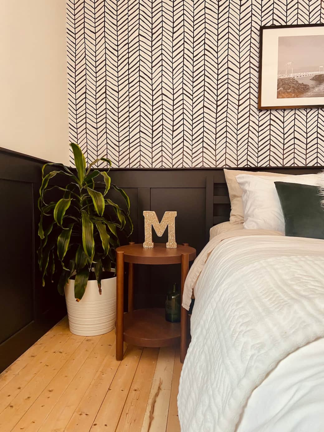 La chambre verte offre tout le confort nécessaire : garde-robe, commode et un petit secret bien pratique — un lit d’appoint caché dans le garde-robe, parfait pour un enfant! La chambre verte offre tout le confort nécessaire : garde-robe, commode et un petit secret bien pratique — un lit d’appoint caché dans le garde-robe, parfait pour un enfant!