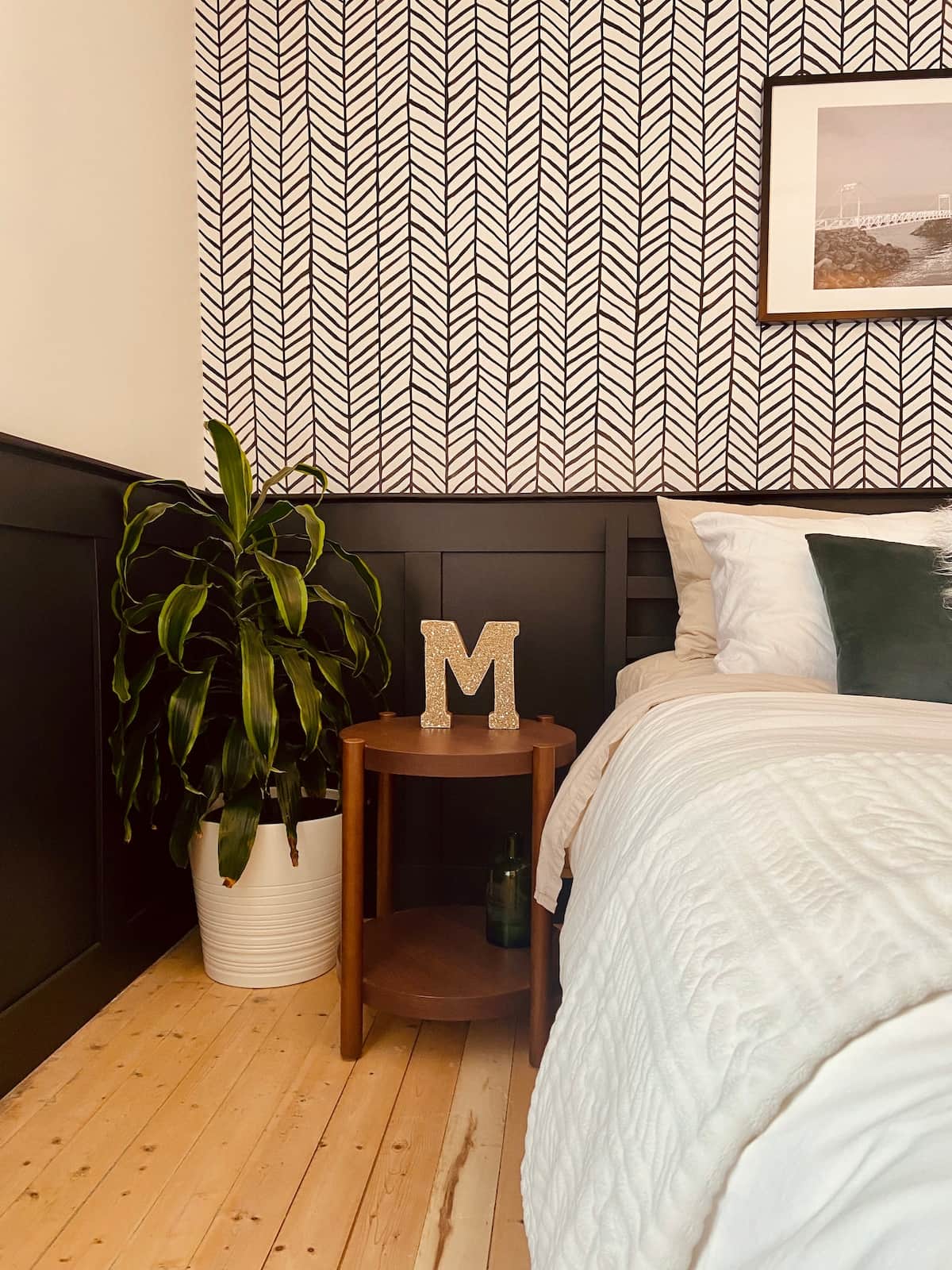 La chambre verte offre tout le confort nécessaire : garde-robe, commode et un petit secret bien pratique — un lit d’appoint caché dans le garde-robe, parfait pour un enfant!