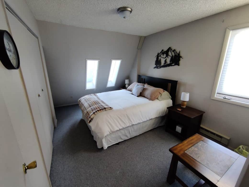 Bedroom with Queen size bed // Mountain biking room